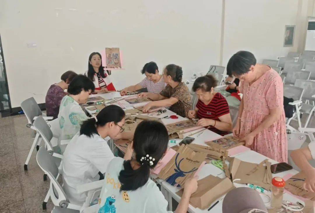 新时代文明实践中心上才艺了!电子pg白T恤上作画!诸暨(图1) 新时代文明实践中心上才艺了!电子pg白T恤上作画!诸暨(图1)