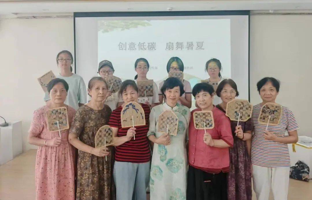 新时代文明实践中心上才艺了！电子pg白T恤上作画！诸暨(图2)