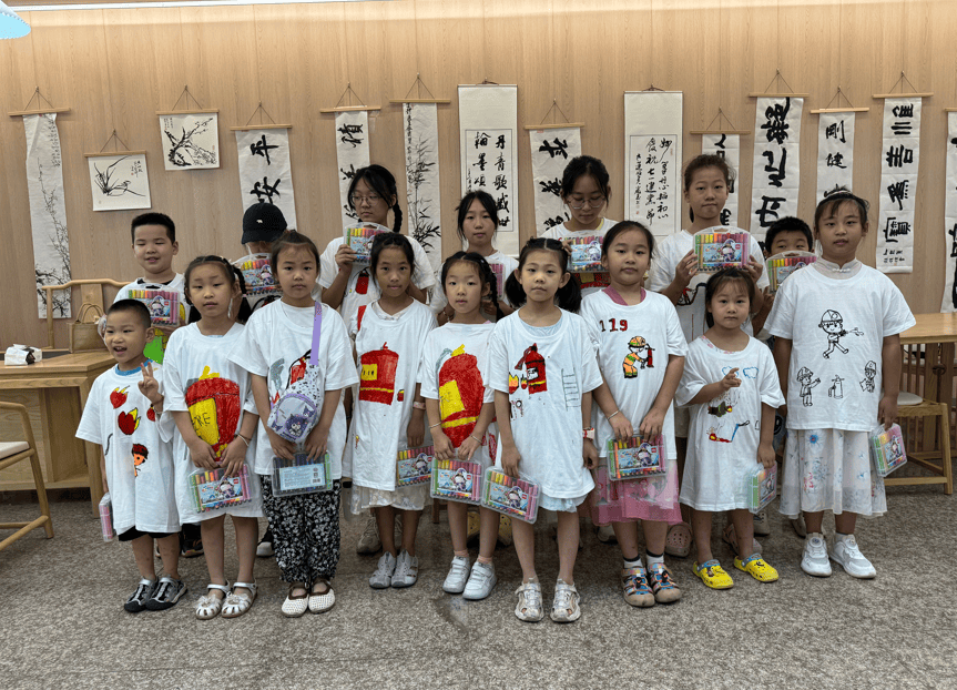 新时代文明实践中心上才艺了!电子pg白T恤上作画!诸暨(图4) 新时代文明实践中心上才艺了!电子pg白T恤上作画!诸暨(图4)