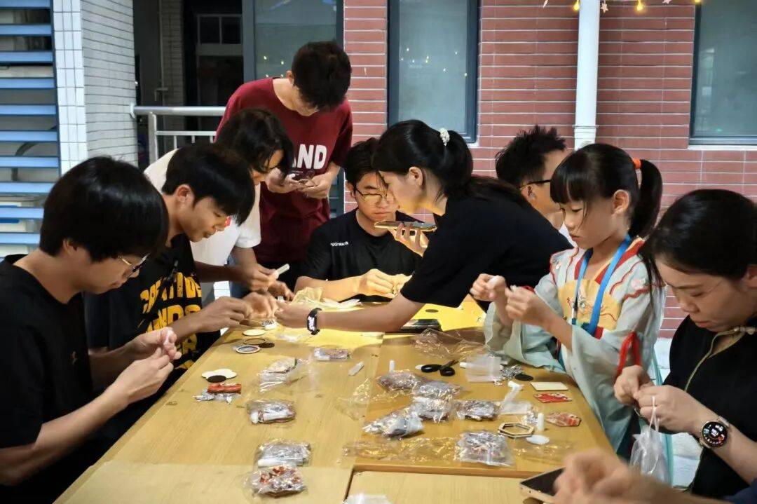 梦幻月球灯……这场暖心社区活动绝了!pg电子试玩漆扇DIY、苗银冰箱贴、(图4) 梦幻月球灯……这场暖心社区活动绝了!pg电子试玩漆扇DIY、苗银冰箱贴、(图4)